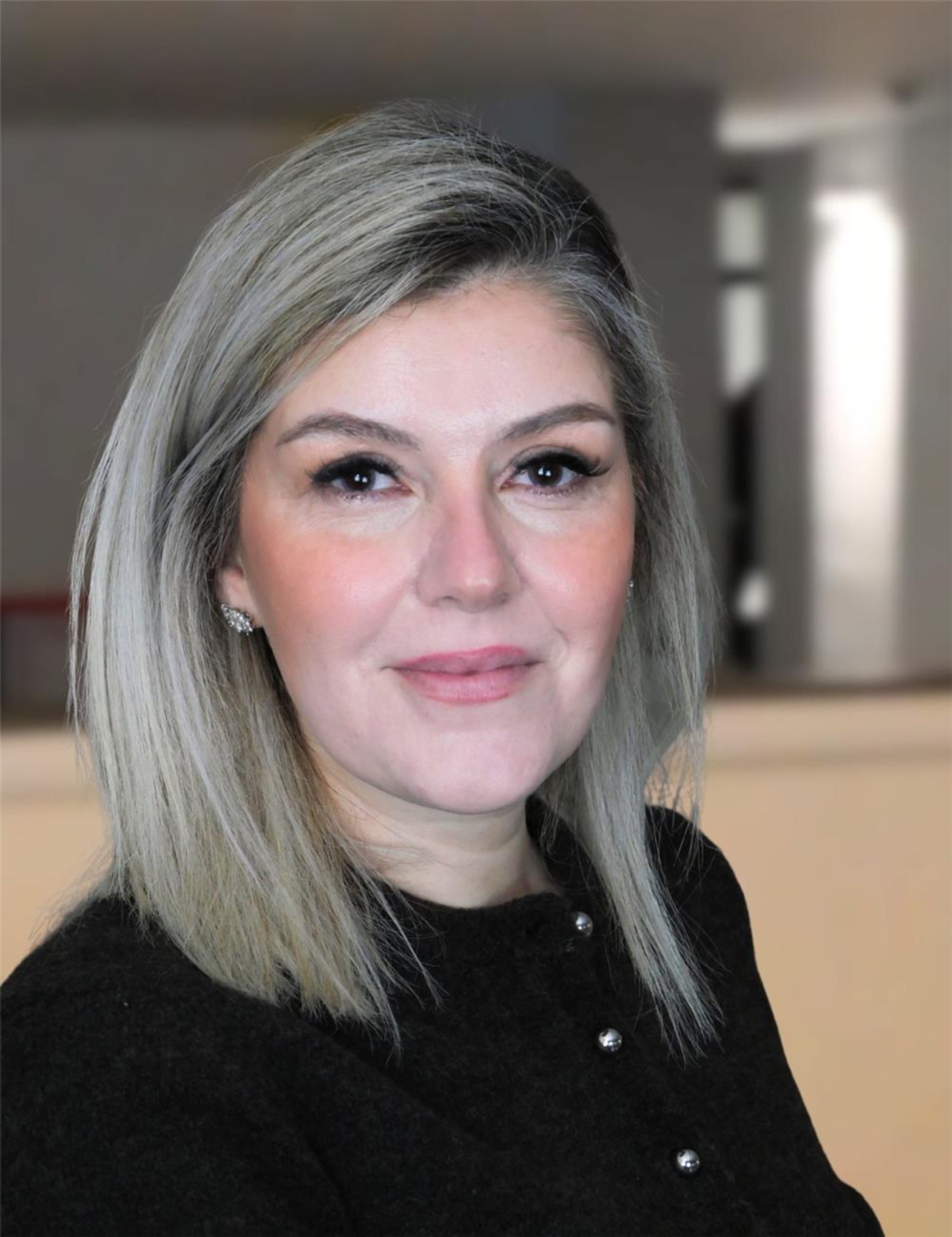 Porträtbild von Abier Akkad Wattar, Leiterin vom Altenheim Pauly-Stiftung.