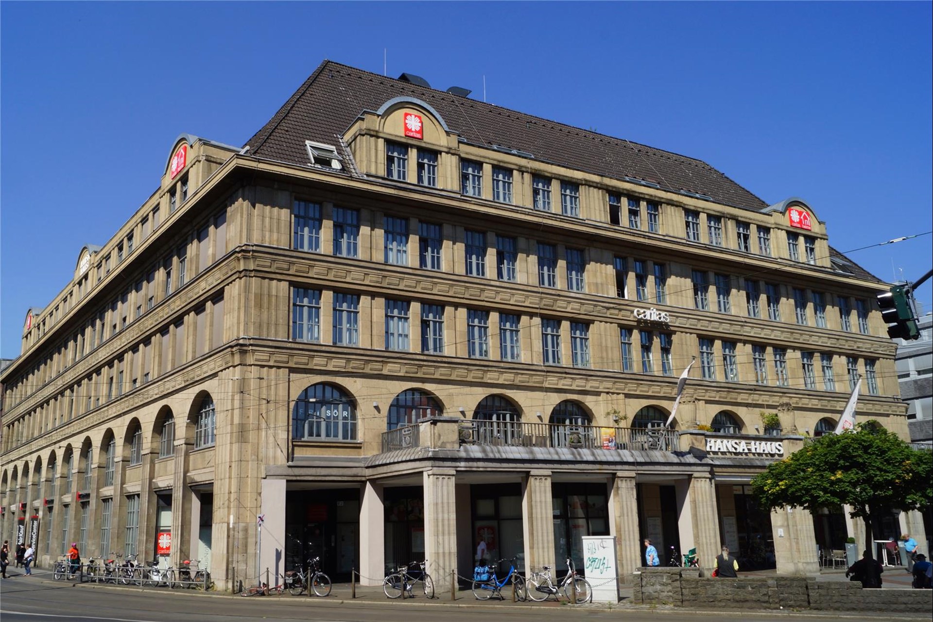 Großaufnahme des Hansa-Hauses, Sitz der Geschäftsstelle der Krefelder Caritas. Das Haus ist von schräg links aufgenommen, die Sonne scheint.