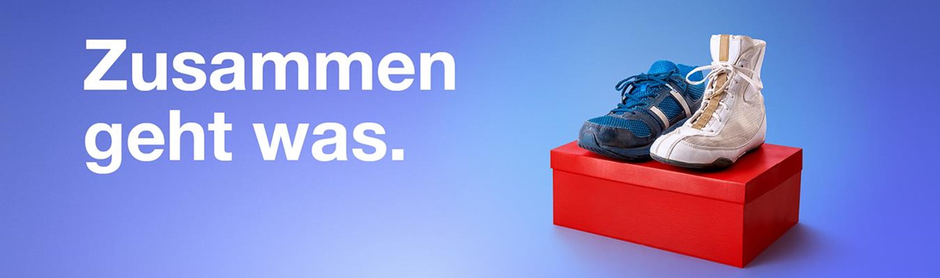 Ein blau‑weißer Kindersportschuh und ein weißer High‑Top‑Schuh stehen nebeneinander auf einer roten Schuhbox vor einem blau verlaufenden Hintergrund. Links im Bild steht in großer weißer Schrift „Zusammen geht was.“