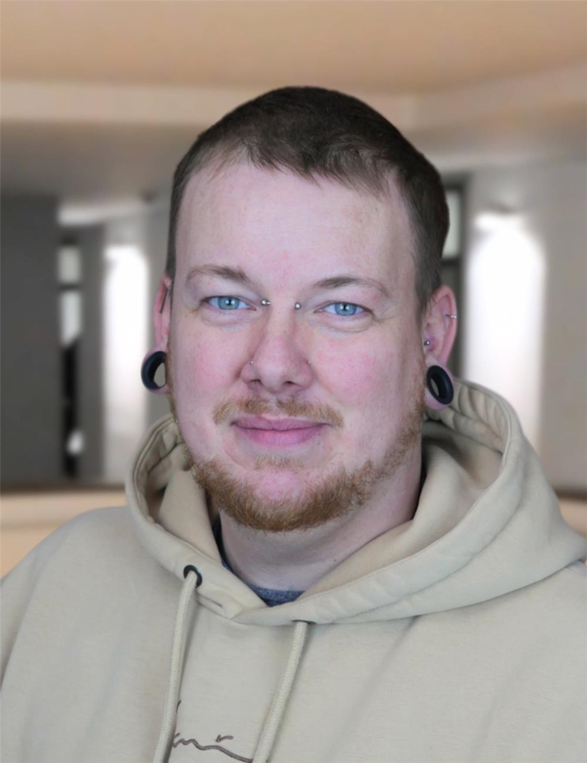Porträtbild von Kevin Houben, Wundtherapeut für die Caritas-Pflegestationen in Krefeld und Meerbusch.